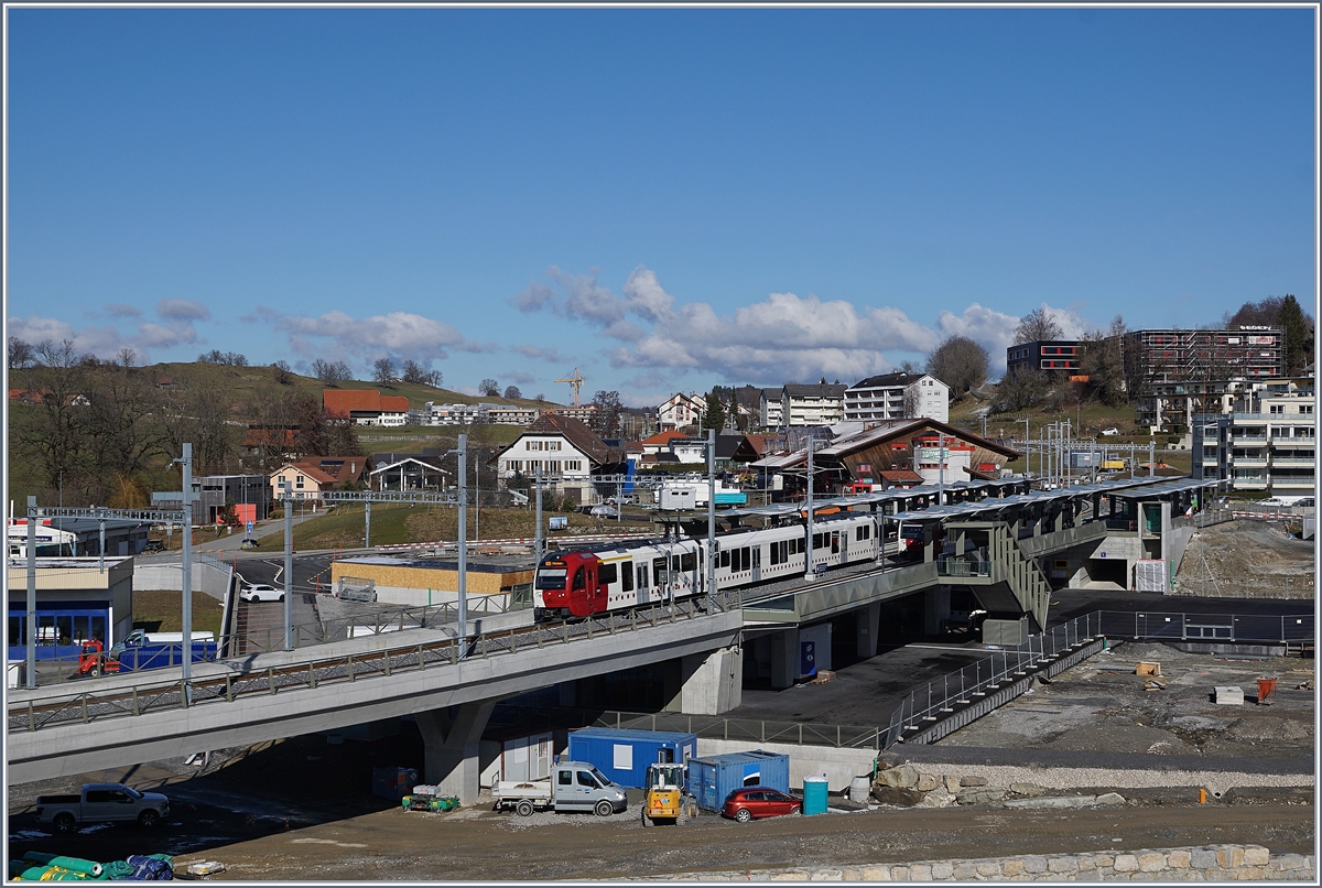 Ein TPF Regionazug nach Palézieux verlässt den neune Bahnhof von Châtel St-Denis.

5. Feb. 2020