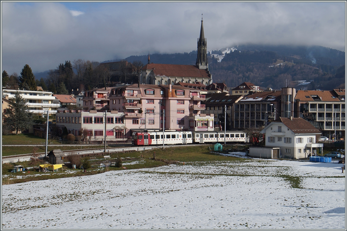 Ein TPF Reionalzug Bulle - Palézieux verlässt nach dem Richtungwechsel Châtel St-Denis.
29. Jan. 2016