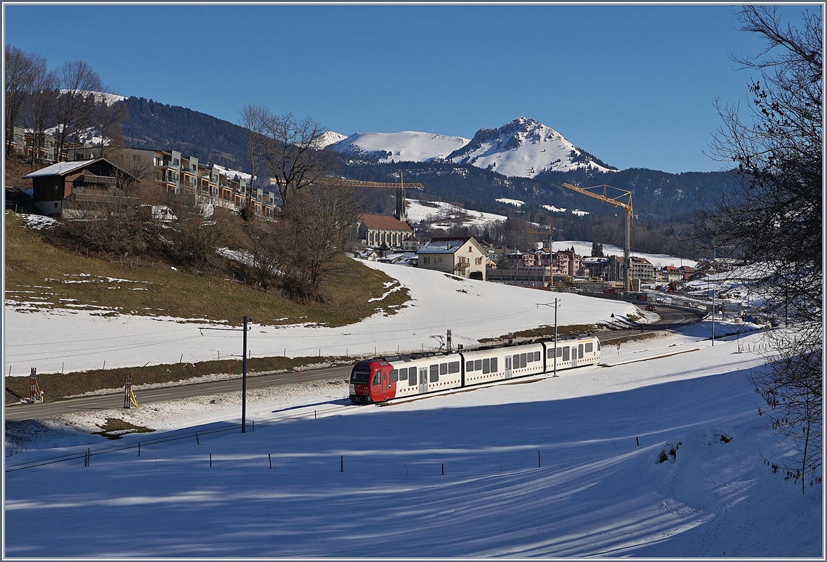 Ein TPF SURF als Regionalzug nach Bulle kurz vor Châtel St-Denis. Bei den Kränen im Hintergrund beginnen die Bauarbeiten für den neuen Durchgansbahnhof. 

16. Feb. 2019