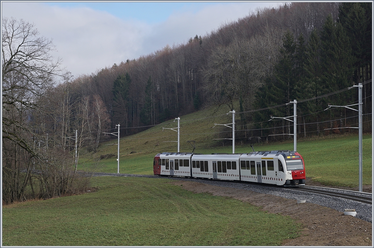 Ein TPF SURF auf dem Weg nach Bulle auf der leicht gestreckten neuen Linienführung bei Remaufens. 

28. Dez. 2019