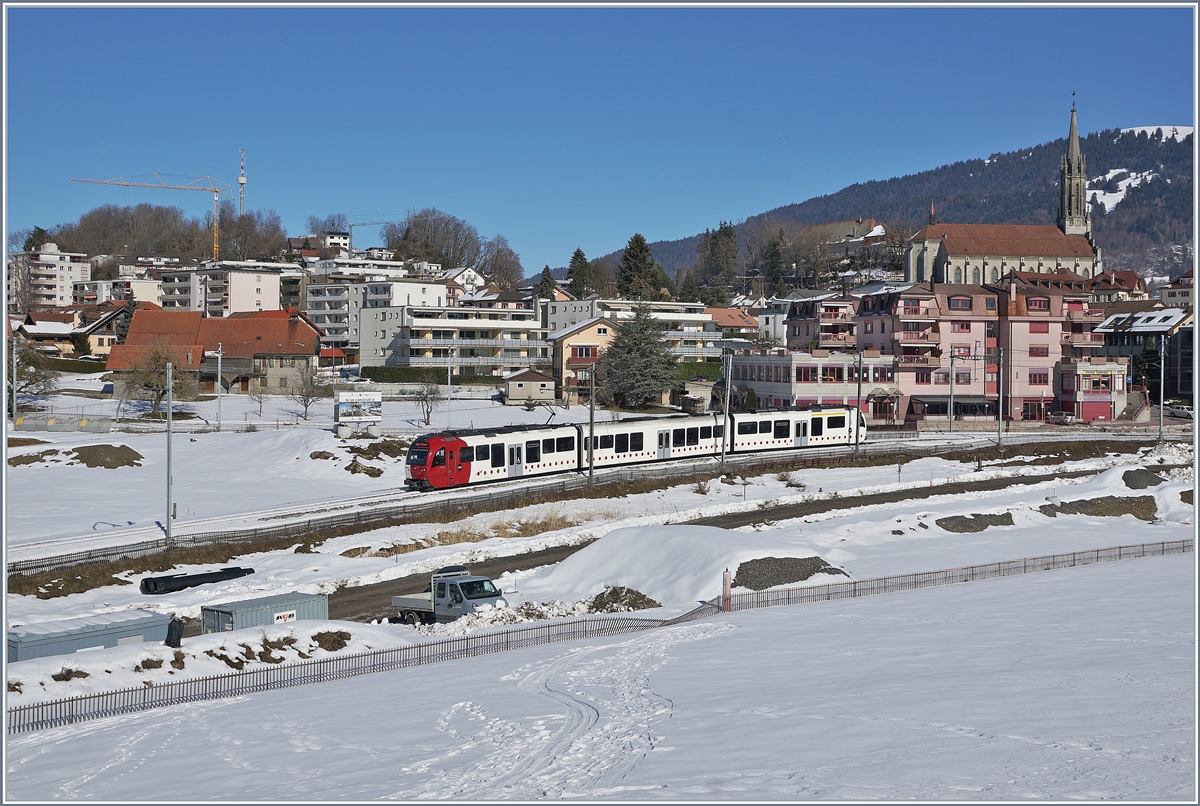 Ein TPF SURF ist bei Châtel St-Denis auf dem Weg nach Palézieux im Hintergrund sind die Bauarbeiten für den neuen Bahnhof sowie die Strecke zu erkennen. 

15. Feb. 2019