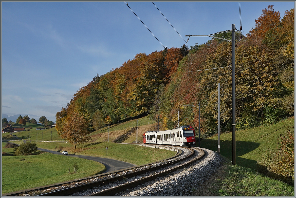 Ein TPF SURF Regionalzug von Palézieux nach Bulle zwischen Châtel St-Denis und Semsales.

22. Okt. 2020