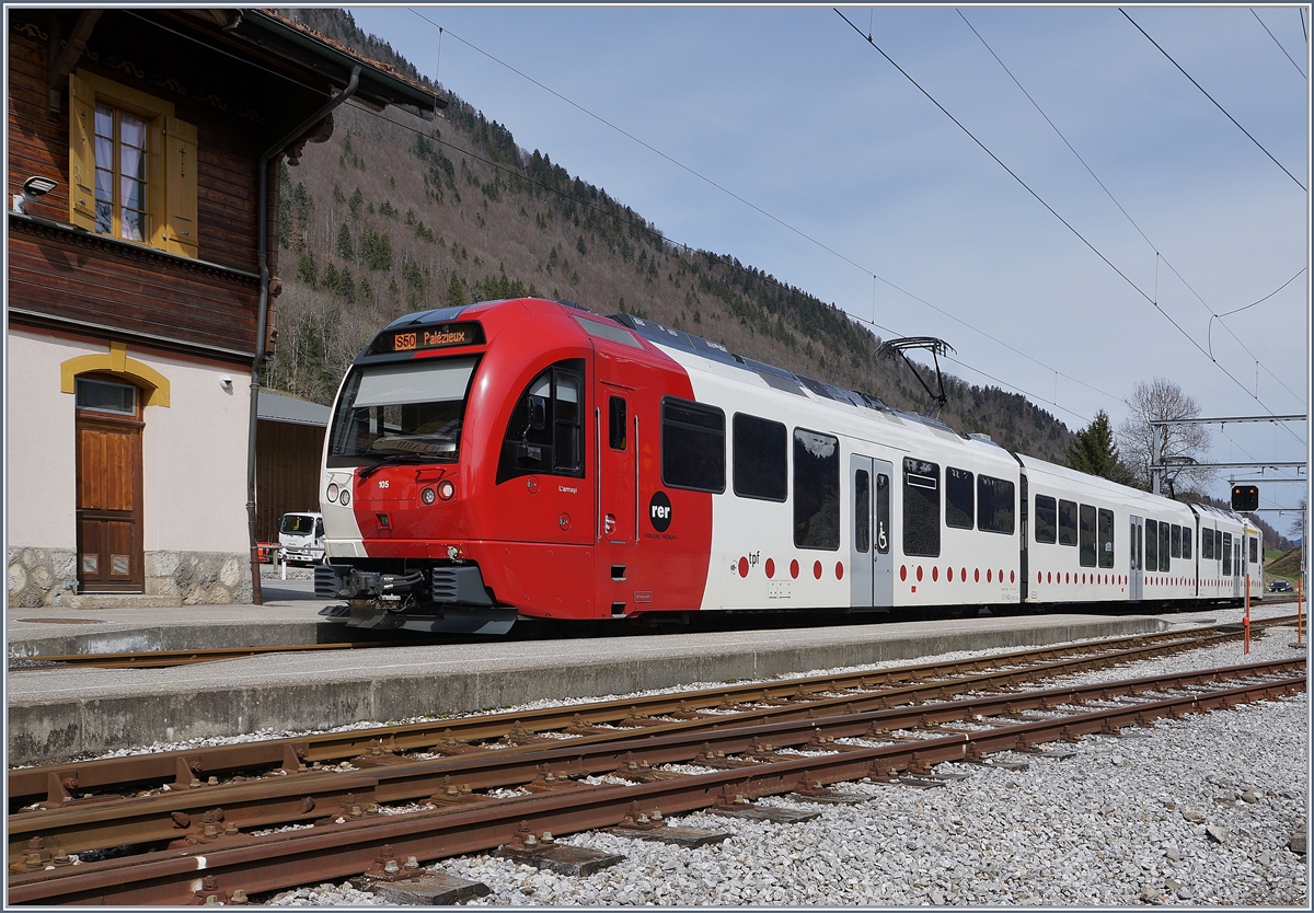 Ein TPF SURF wartet in Grandvillard auf die Abfahrt nach Palézieux.

2. April 2018