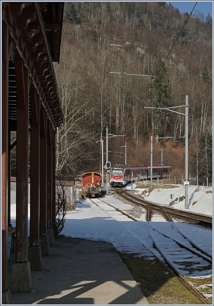 Ein Travy-SURF erreicht von Ste-Croix kommend den Bahnhof Baulmes.

14.02.2017  