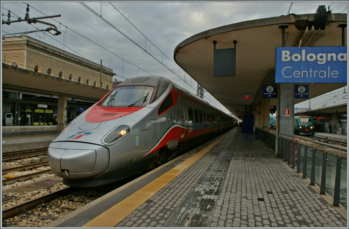 Ein trenitalia ETR 600 als Frecce Argento vo Venezia nach Roma beim Halt in Bologan. 
16. Nov. 2013