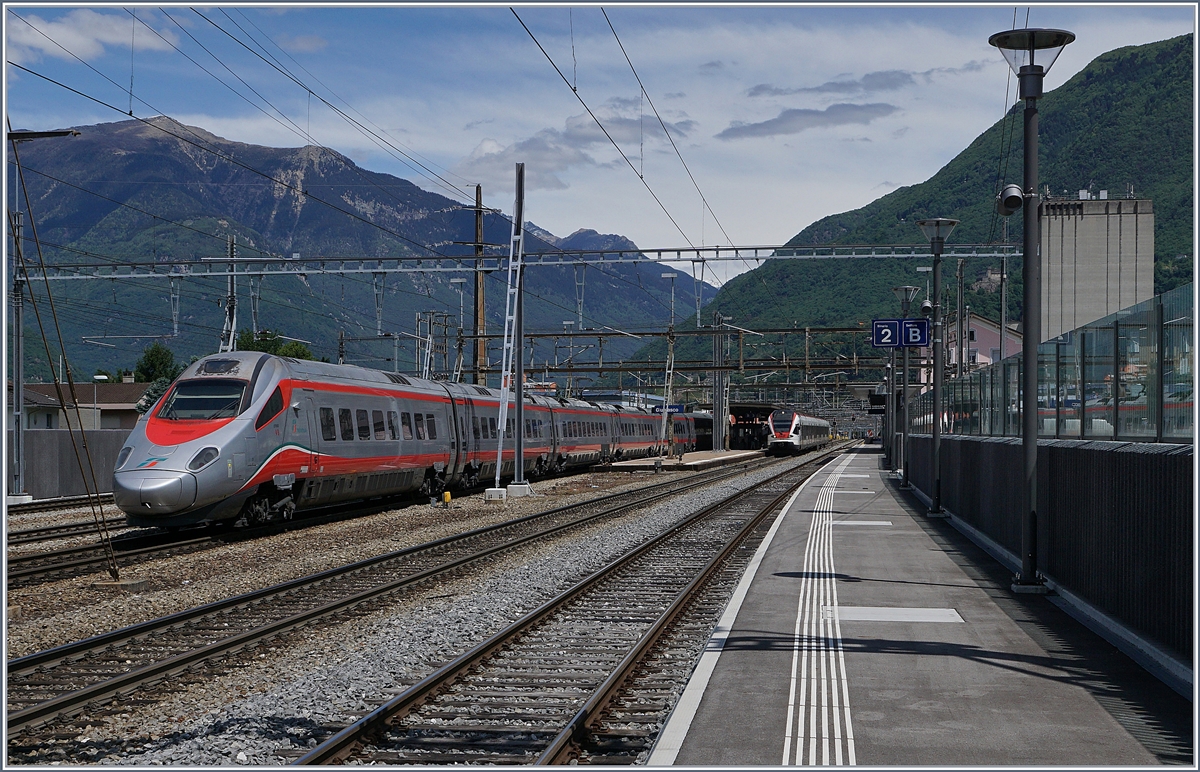 Ein Trenitalia ETR 610 auf seiner Fahrt Richtung Zürich bei der Durchfahrt in Giubiasco.
20. Mai 2017