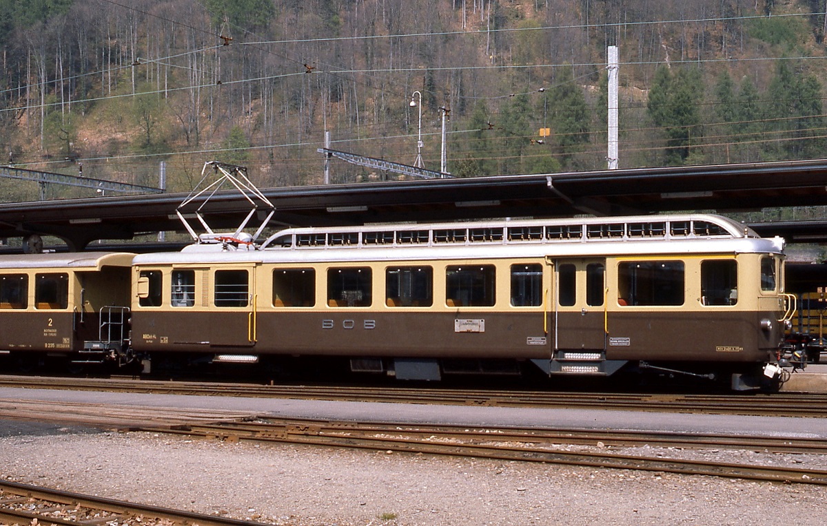 Ein Triebwagen der 1949 in Dienst gestellten BOB-Serie ABDeh 4/4 301-303 Anfang Mai 1981 im Bahnhof Interlaken Ost