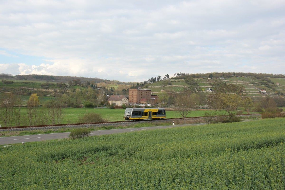 Ein Triebwagen der Burgenlandbahn als RB von Wangen nach Naumburg Ost, am 17.04.2016 im Unstruttal bei Balgst�dt. (Foto: Wolfgang Krolop)