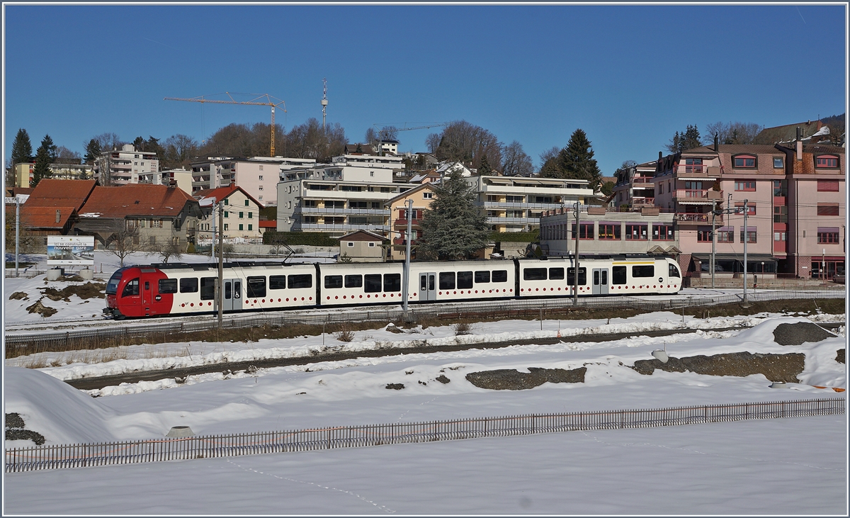 Ein TZPF SURF verlässt Châtel St-Denis auf dem Weg nach Palézieux; die Arbeiten zur Neugestaltung des Bahnhofs von Châtel sind bereits im vollen Gang.

15. Feb. 2019