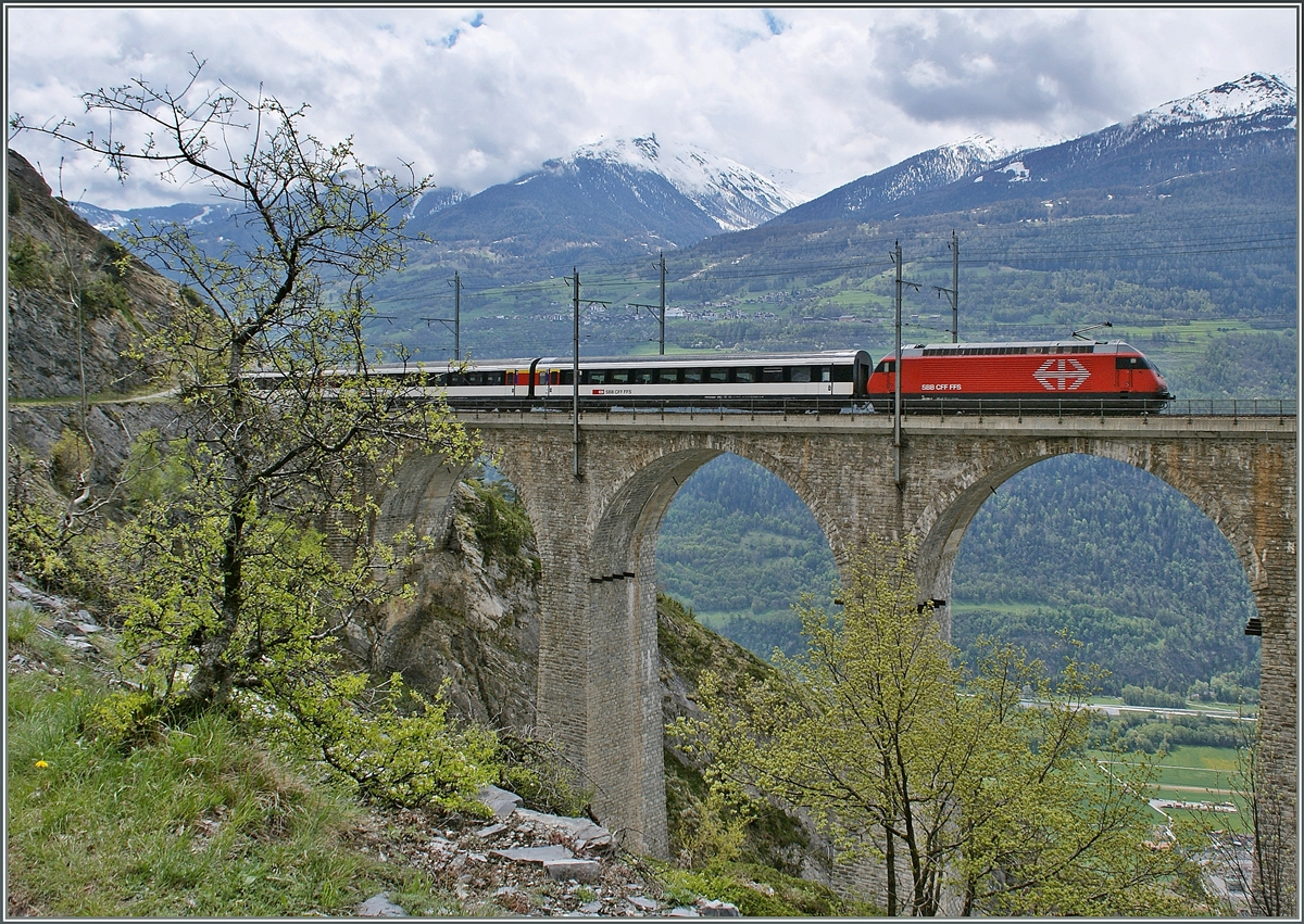 Ein umgeleiteter SBB IC auf dem Luogelkinn-Viadukt bei Hohtenn.
4. Mai 2013