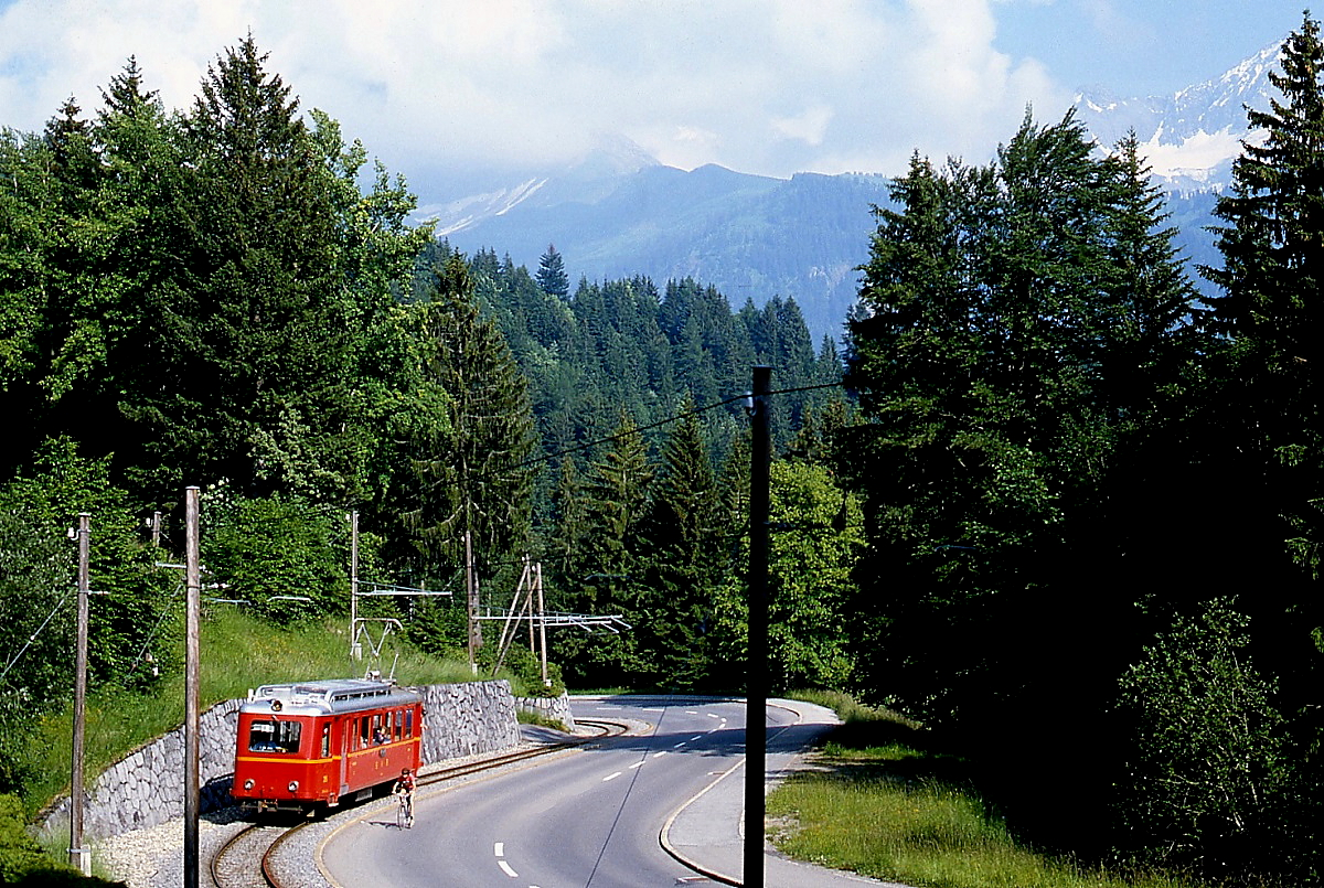 Ein unbekannter BDeh 2/4 der BVB liefert sich im Juli 1983 zwischen Gryon und Villars-sur-Ollons ein Wettrennen mit einem Radfahrer, das der Triebwagen letztendlich gewann