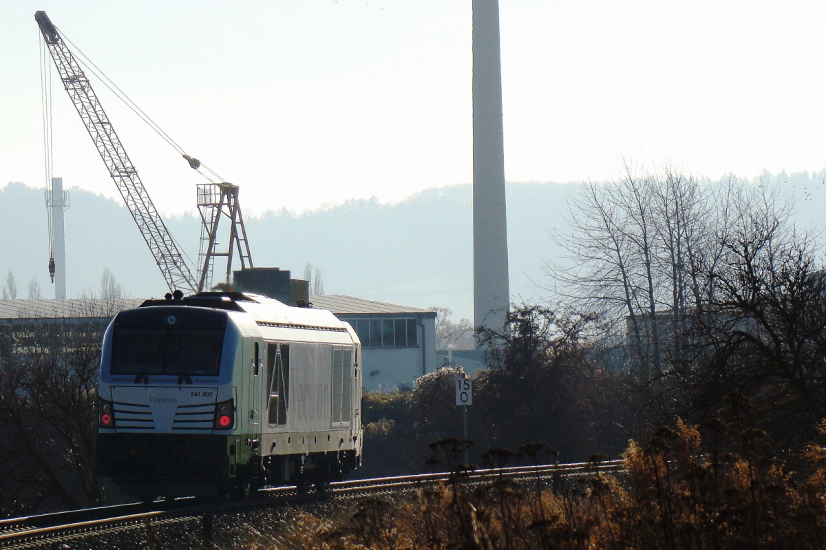 Ein Vectron DE auf der Unstrutbahn! EBS / Siemens 247 902 als Tfzf von Karsdorf in Richtung Naumburg, am 27.11.2015 bei Laucha. Die Lok brachte zuvor 6 Triebwagen der BR 628 zur Abstellung nach Karsdorf. (Foto: Günther Göbel)