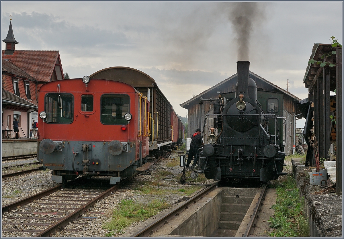 Ein Vergleichsbild zu Peters Bild vom 21. März 1965 http://igschieneschweiz.startbilder.de/bild/schweiz~dampfloks~e-33/532158/sursee-triengen-bahn-regelbetrieb-das-gab.html
Bahnhofsgebäude, Lokschuppen und sogar der Wasserkran sind noch am selben Platz, und auch die Gleisanlage scheint soweit ersichtlich kaum bis wenig geändert zu haben.
Im Bild der ST Tm und die E 3/3 N° 5.
27. August 2017 