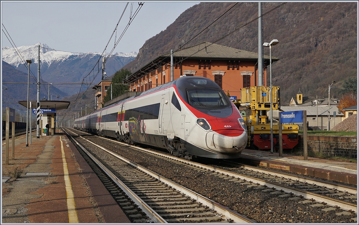 Ein viel zu bunter SBB ETR 610 als EC 37 auf der Fahrt von Geneve nach Venezia Santa Lucia in Premosello Chiavenda. 
29. Nov. 2018 