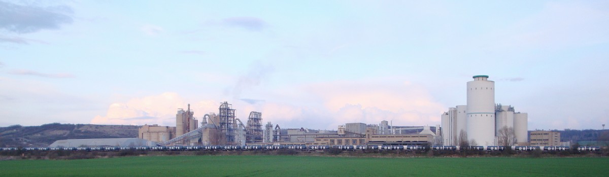 Ein Vielzahl von abgestellten Kesselwagen, am 25.03.2014 bei der EBS am Zementwerk Karsdorf. (Foto: G�nther G�bel)