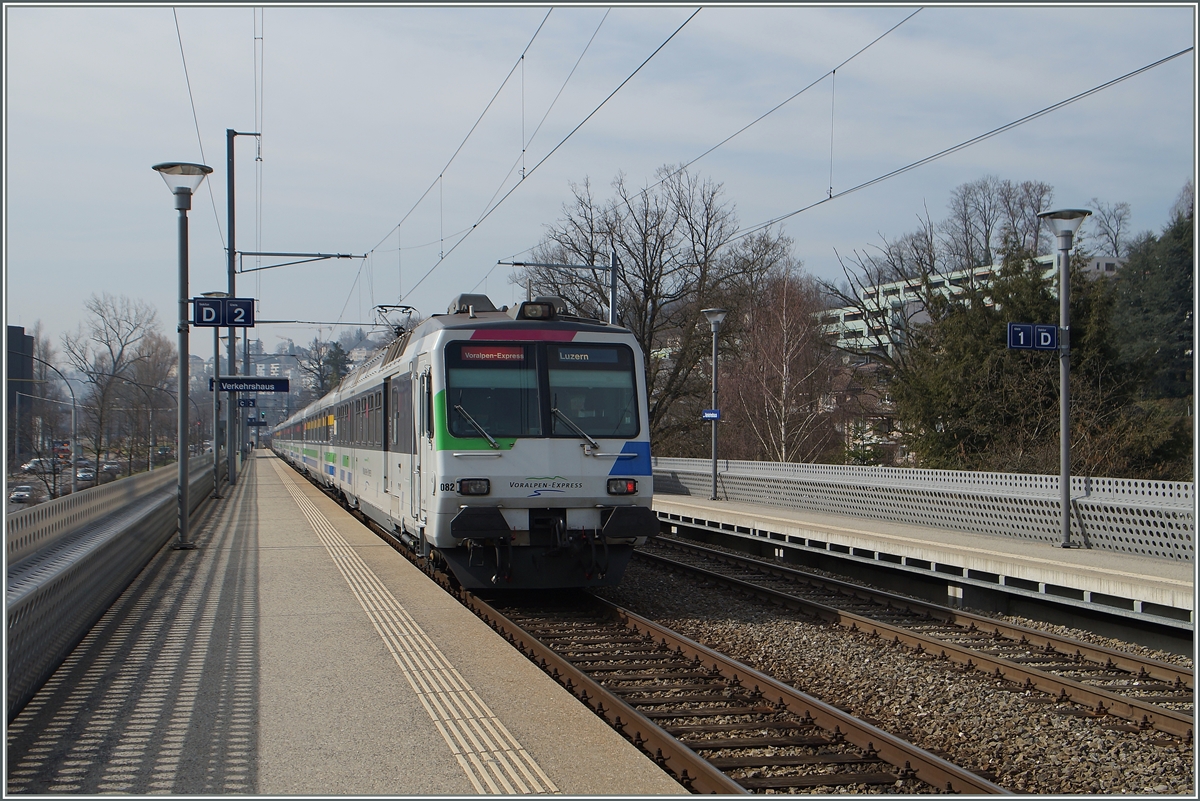 Ein VoralpenExpress von St.Gallen nach Luzern verlässt die Station  Verkehrshaus . 
17. März 2015