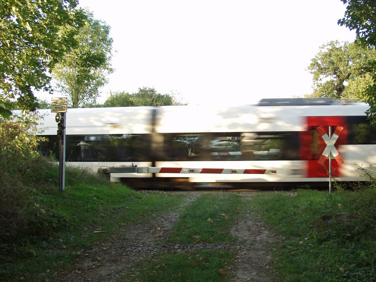 Ein VT der OME durchfährt am 25.09.2003 den ehemaligen Bf Scharpzow