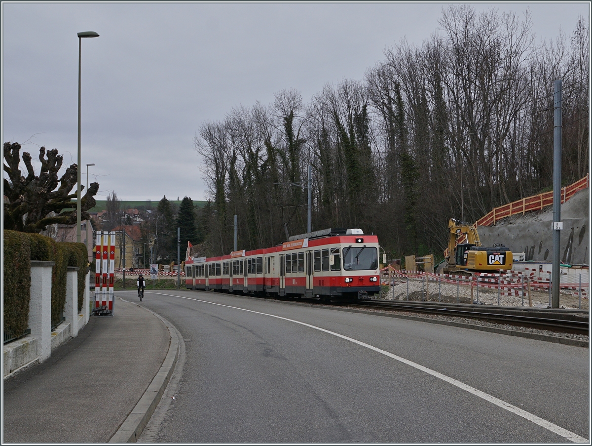 Ein Waldenburger Bahn Zug auf der Fahrt Richtung Liestal, unübersehbar die gewaltigen Bauarbeiten entlang der Strecke zur grundlegenden Erneuerung der Bahn. 

21. März 2021