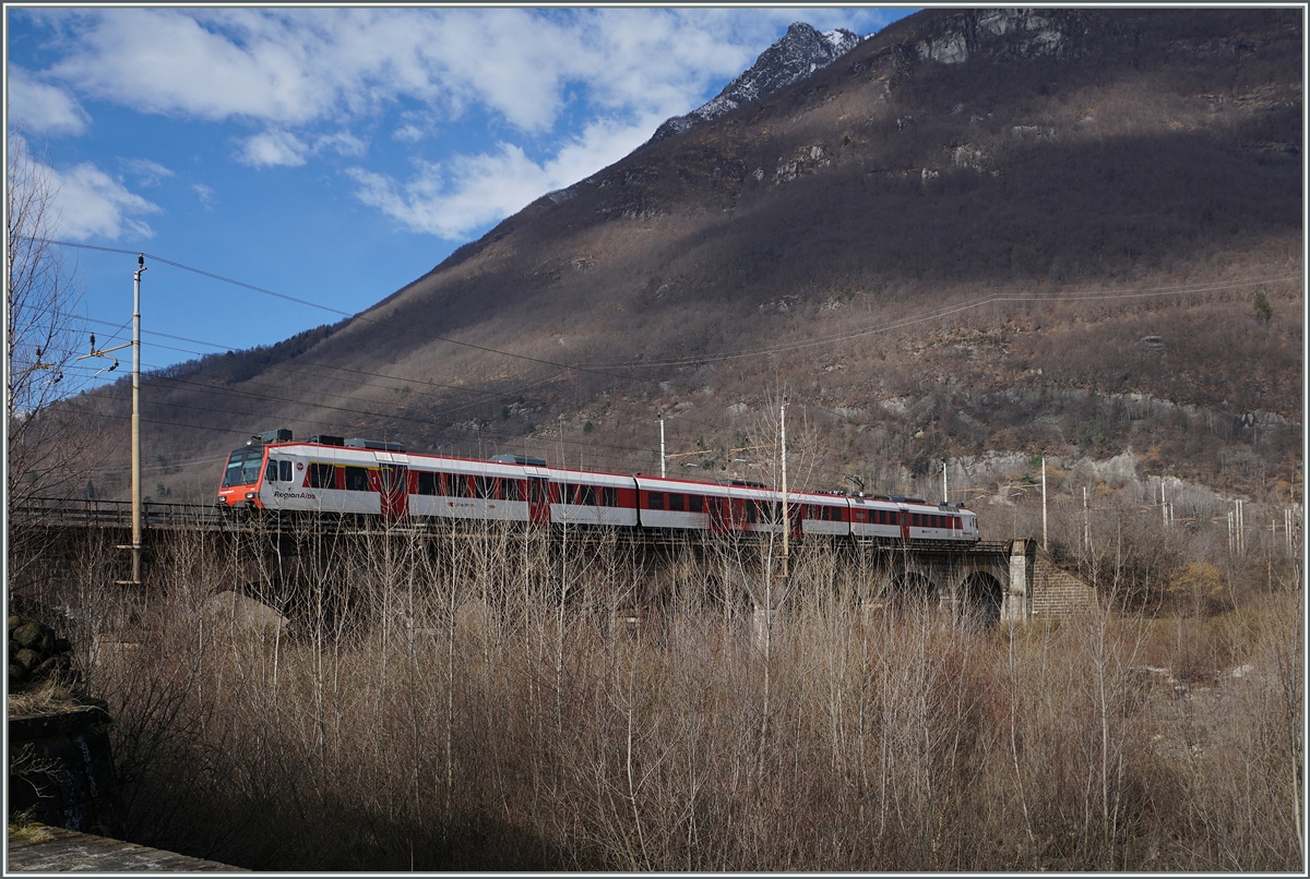 Ein  Walliser  Domino als RE von Brig nach Domosossola beim Überqueren des Flusses Bagno krurz vor Domodossola.
19. Feb. 2016