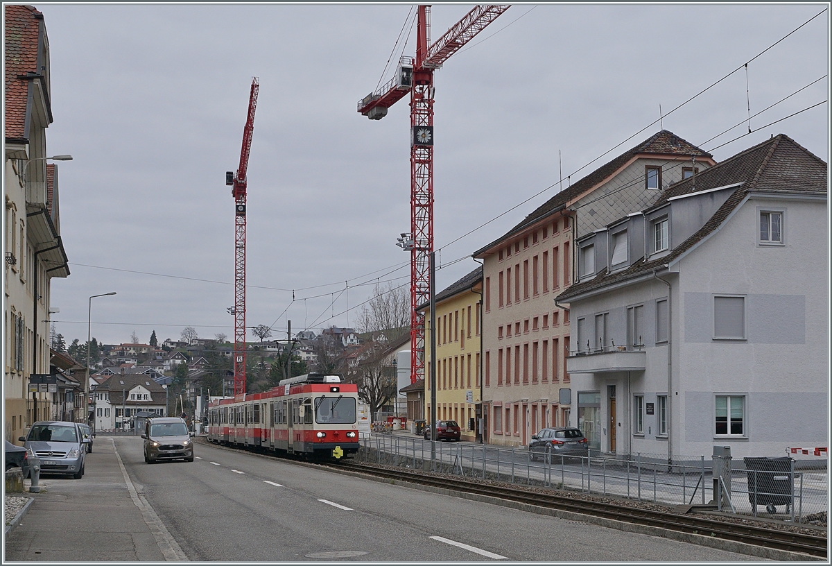 Ein WB Zug ist bei Niederdorf auf dem Weg nach Waldenburg und Kräne deuten schon auf den bevorstehenden Streckenumbau (Spurwechsel) hin. 

21. März 2021