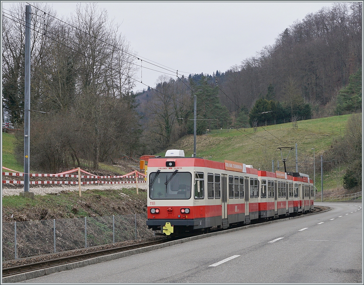 Ein WB Zug kurz nach Niederdorf auf dem Weg nach Waldenburg. Bereits eingeleitete Baumasnamen  deuten schon auf den bevorstehenden Streckenumbau (Spurwechsel) hin.

21. März 2021
