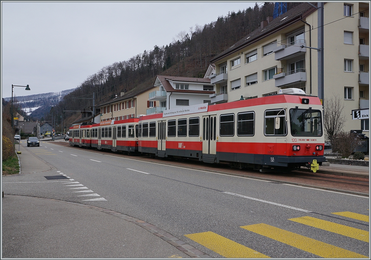 Ein WB Zug nach Waldenburg beim Halt in Oberdorf. 

21. März 2021