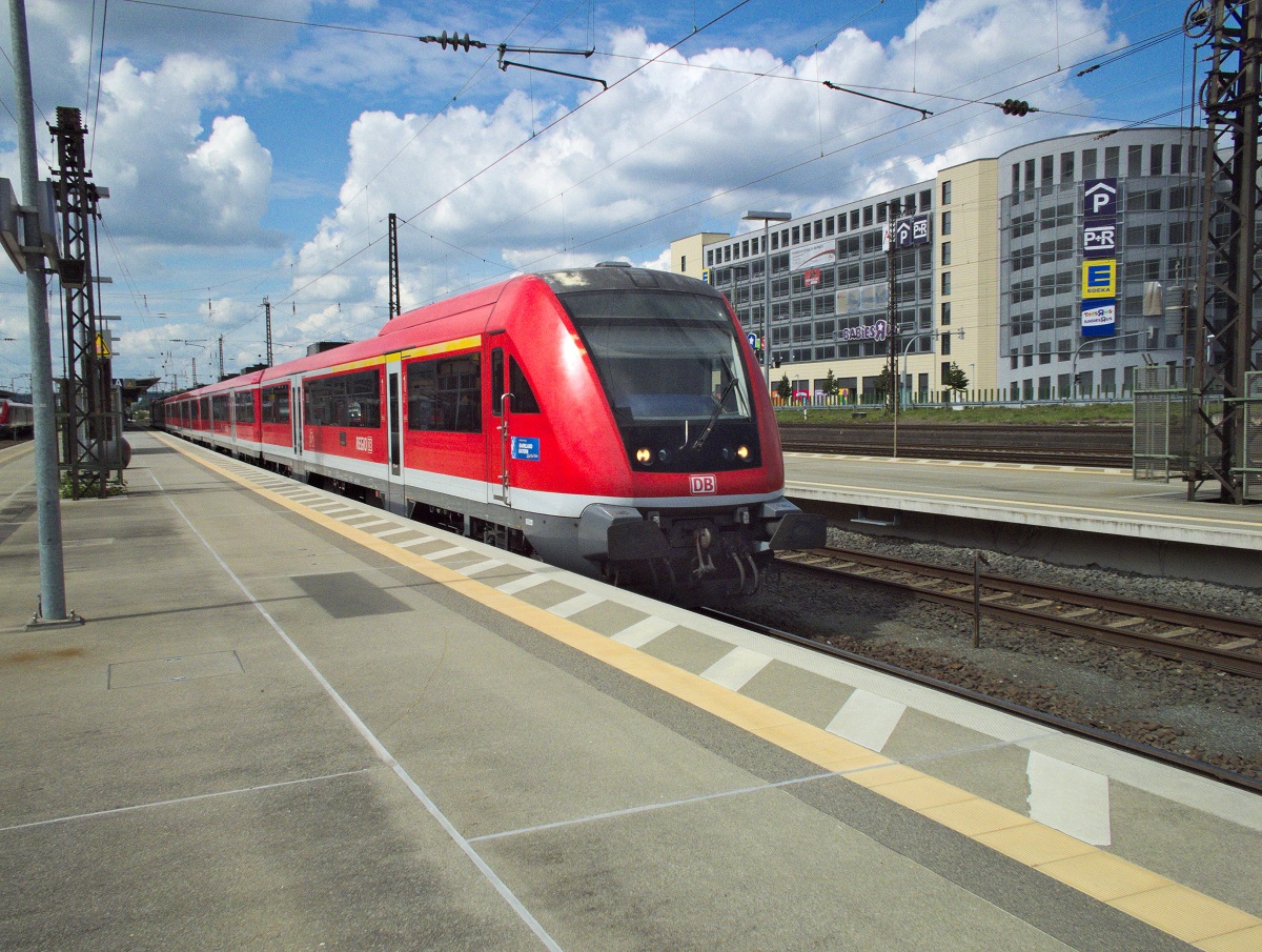 Ein weiterer RE, der aus Modus-Wagen gebildet wurde. Geschoben von 146 242 geht es in Richtung Frankfurt.