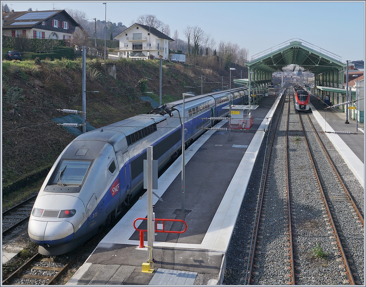 Ein weiterer SNCF TGV Duplex steht in Evian und wartet auf die Rückfahrt nach Paris Gare de Lyon. Im Hintergrund in der Hallte ist ein Léman Express Z 31500 Coradia Polyvalent régional tricourant zu erkennen. 

8. Februar 2020