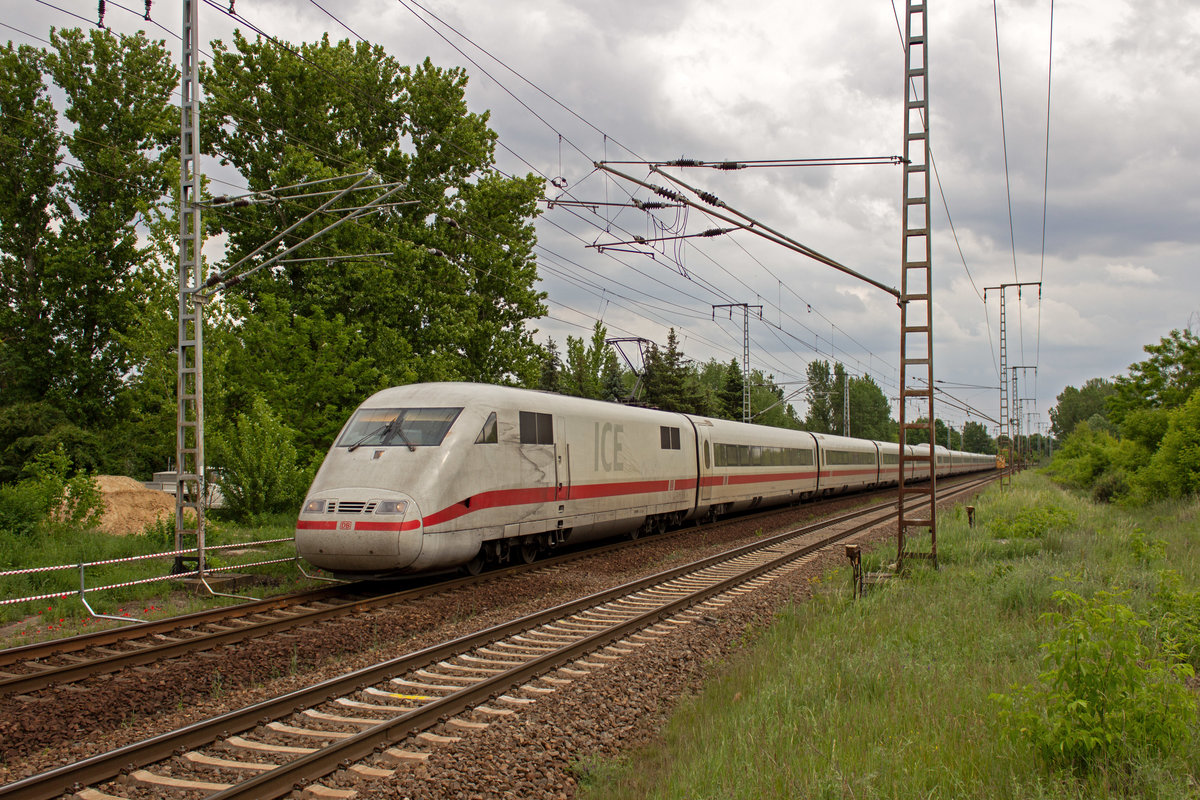 Ein weiterer umgeleiteter ICE, diesmal gebildet aus 401 011 samt Anhang, passiert die Fotostelle in der Wuhlheide.