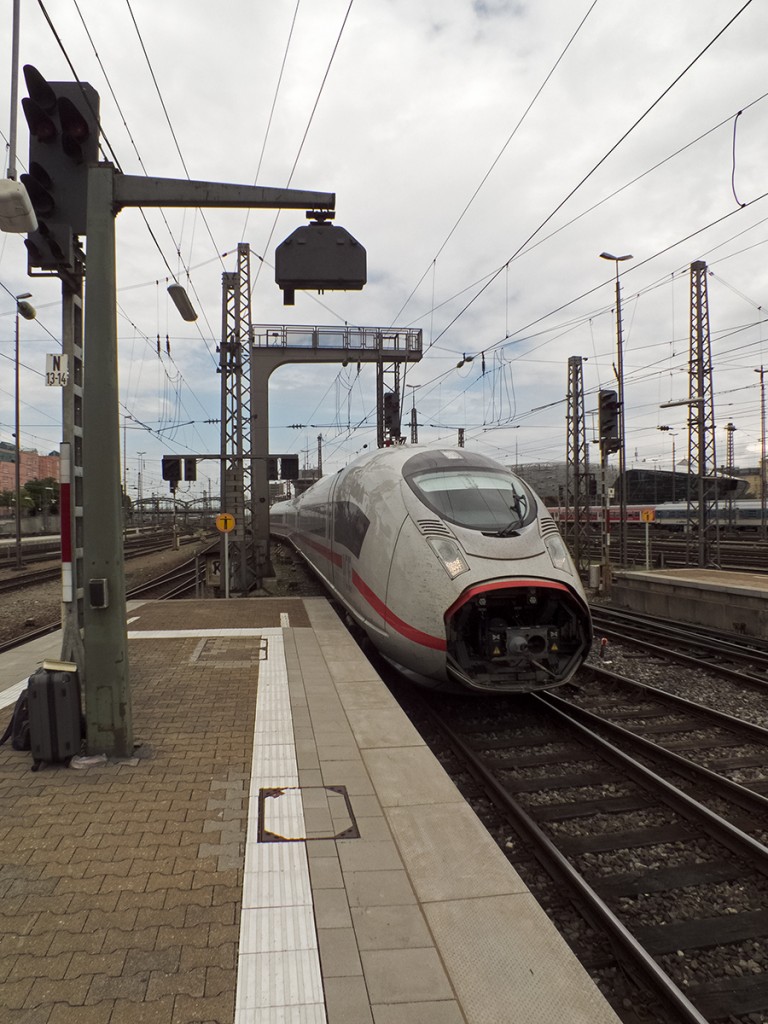 Ein weiterer Velaro: 407 011 und 015 fahren am 07.08.14 als ICE aus Münster in München ein. 407 011 hat offenbar die schon seit Jahren bei den anderen ICEs bekannten Probleme mit der Bugklappe, geflügelt wird hier nämlich nicht.