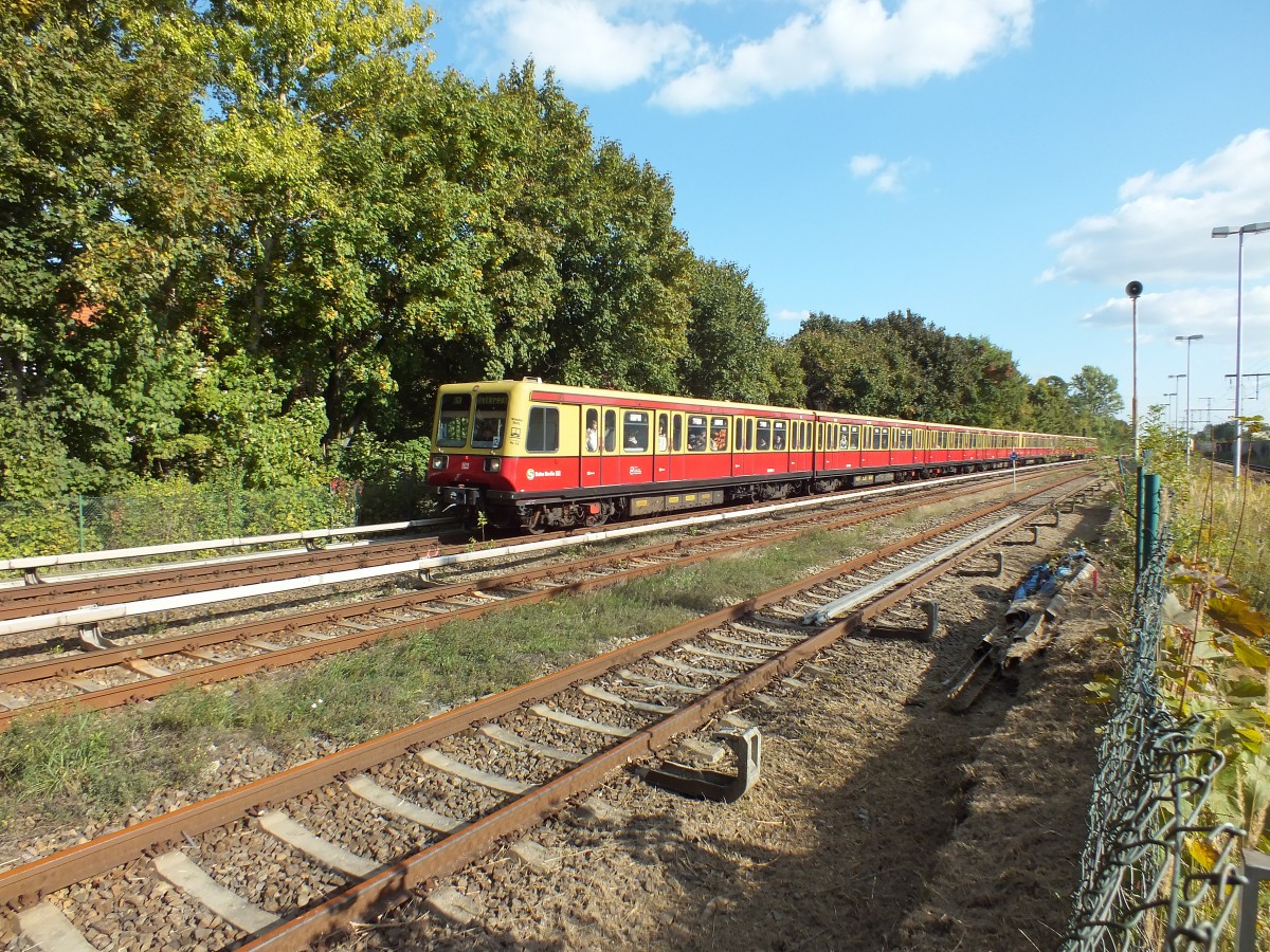 Ein weiterer Vollzug 485er am 2.10.13 in Berlin-Karlshorst. Es fhrt 485 109.
S3 -> Ostkreuz