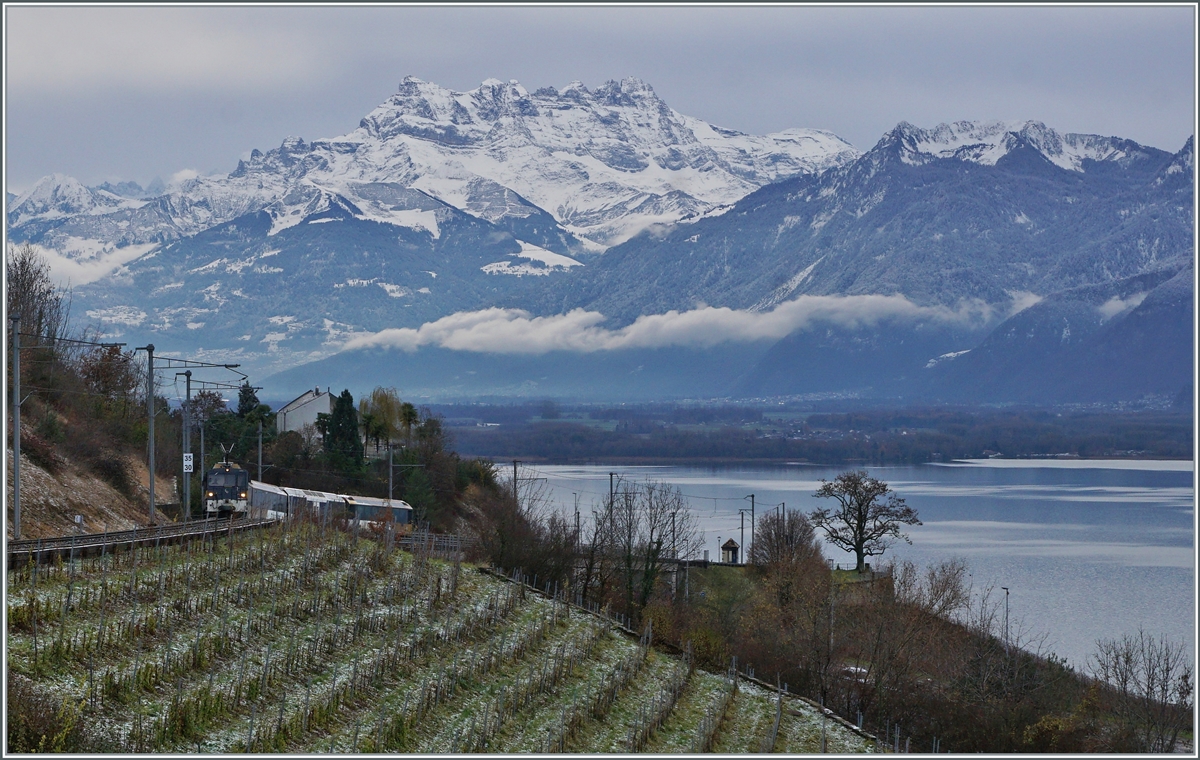 Ein weiters Zugsuchbild, auch wenn hier eher das trübe Wetter den Zug  versteckt...

Eine MOB GDe 4/4 mit ihrem Panoramic Express vn Montreux nach Zweisimmen bei Planchamp unterwegs im Hintergrund die Dents de Midi und der Genfersee. 

5. Dezember 2020