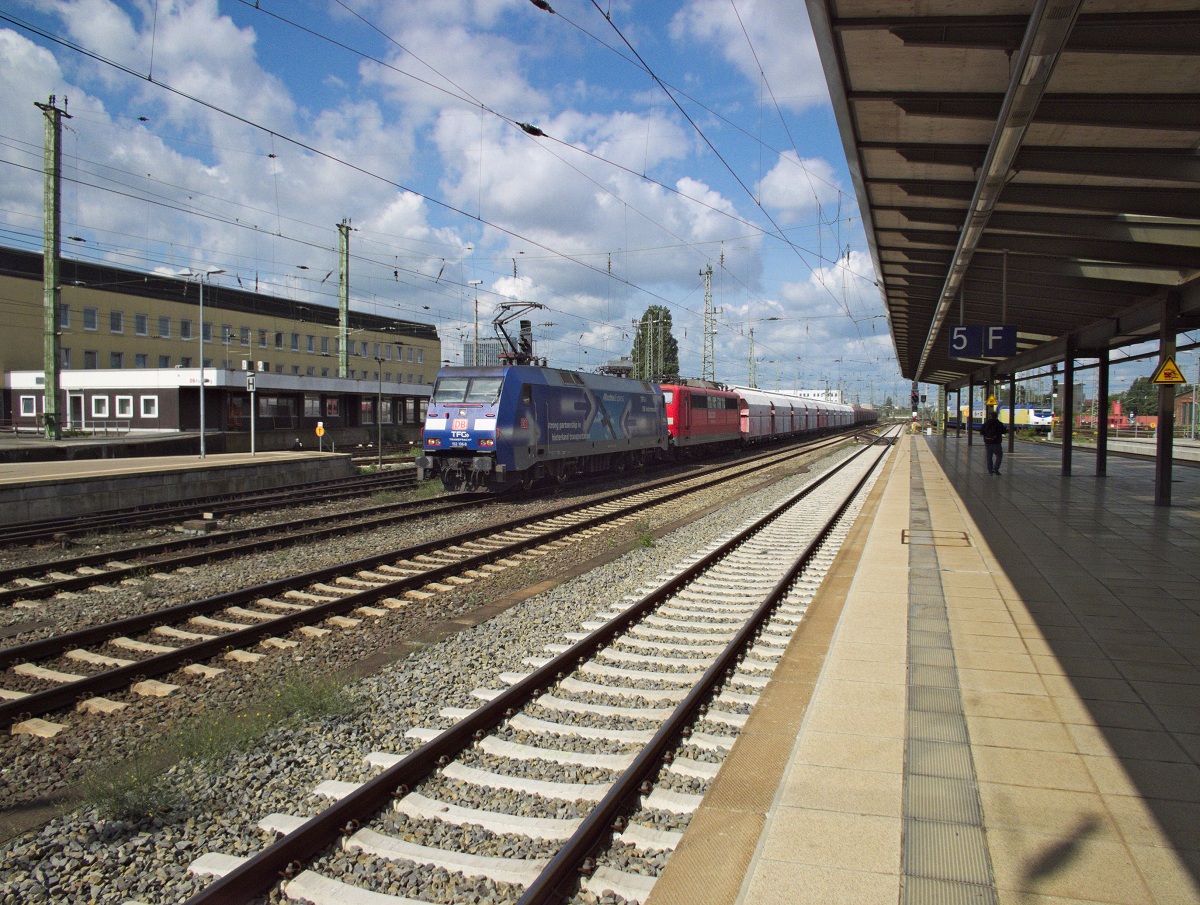 Ein Werbelok-Klassiker ist 152 136 (und einige Schwesterlokomotiven), die für den  Albatros-Express  der Spedition TFG Transfracht werben. Am 21.08.14 fuhr sie, mit 151 068 und einem Ganzzug Selbstentladewagen, der gar nicht zum beworbenen Zugnetz passt, im Schlepp durch Bremen.