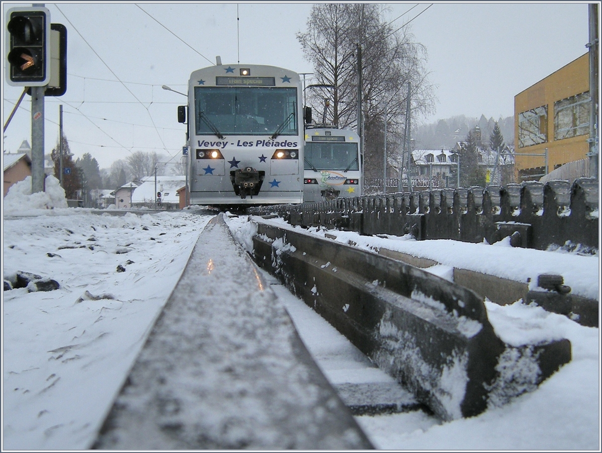 Ein Winterbild aus Blonay mit den  Train des Etoiles  und dem  Astro Pleiades  im Hintergrund.
5. März 2008