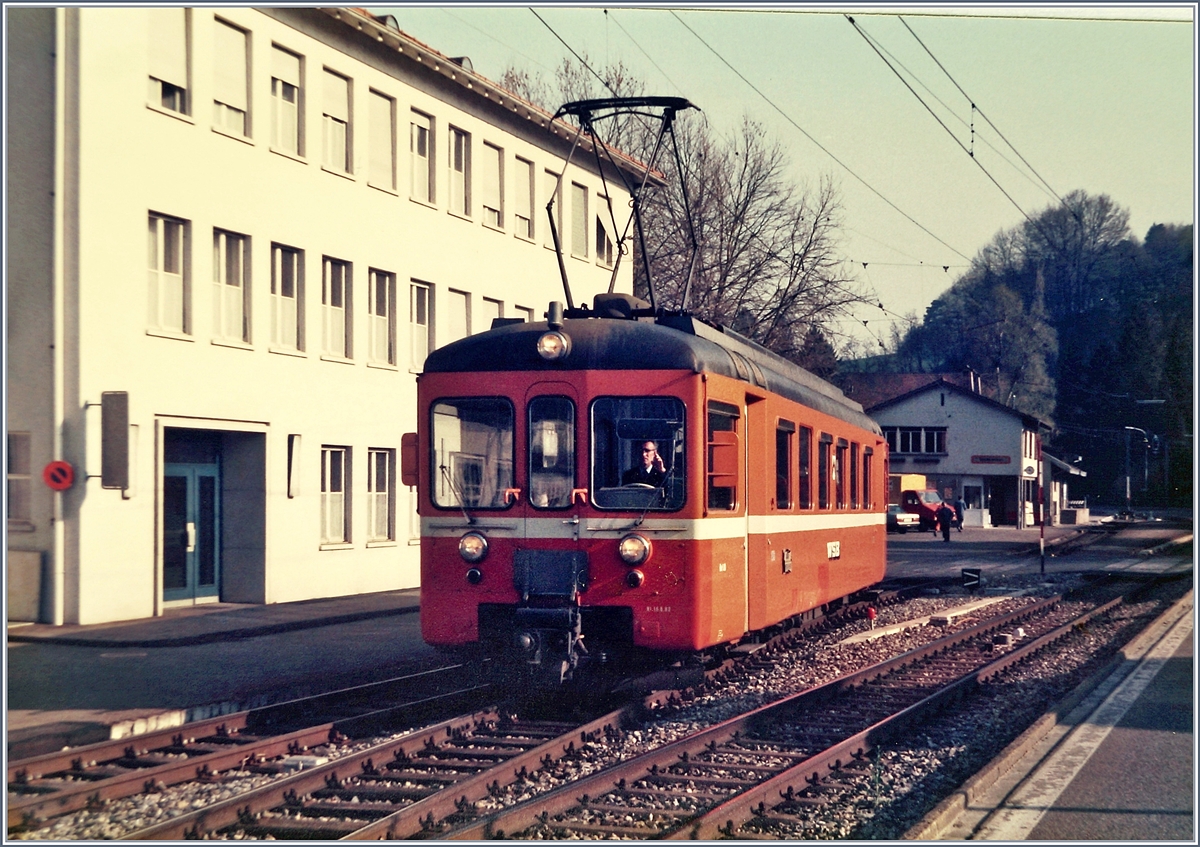 Ein WSB Be 4/4 verlässt Teufental als Regionazug nach Menzkien Burg. 

April 1985