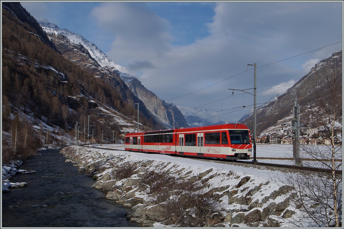 Ein  Zermatt-Shuttle  auf dem Weg ins Autofreie Zermatt kurz nach Täsch.
28. Jan. 2015