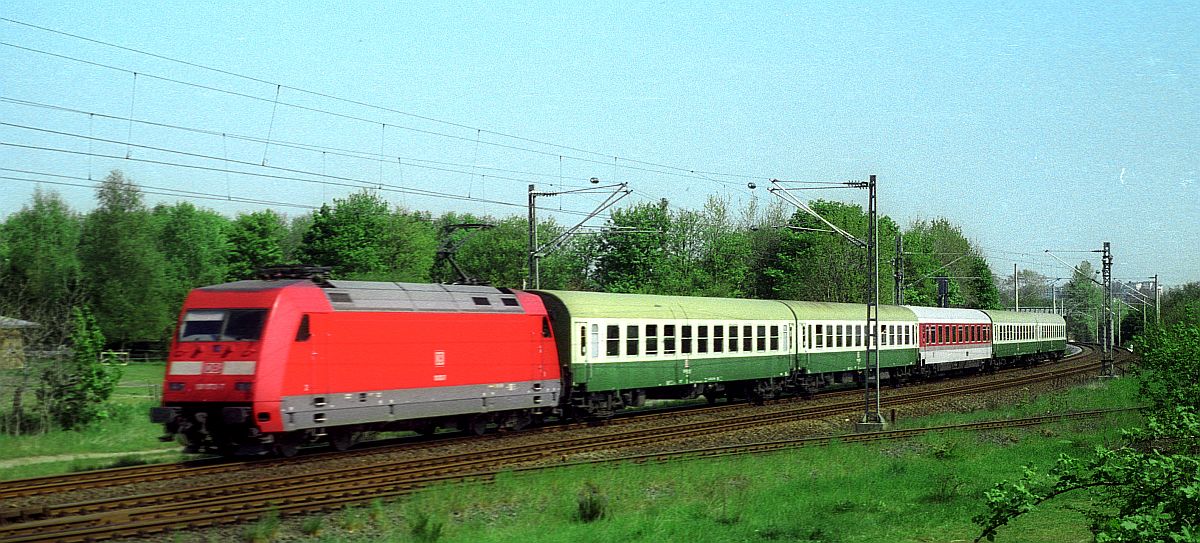 Ein Zug, der nicht im Kursbuch zu finden war: DB 101 072 vor einem für Flensburg unüblichen Wagenpark als D 13097 Flensburg - Berlin Ostbahnhof in Flensburg-Weiche am 05.05.2000. Dieser Zug verkehrte nur freitags.