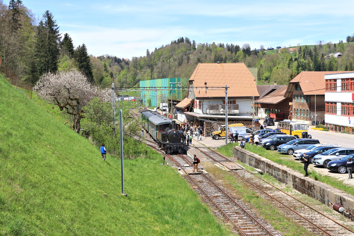 Ein Zug der VHE (Verein Historische Eisenbahn Emmental) mit Lok Ed 3/4 2 hat Wasen im Emmental erreicht. Ich bin recht optimistisch für die Zukunft dieser Strecke, denn neben schönen Wirtshäusern und dem guten Emmentaler Käse starten in Wasen auch prachtvolle Rundfahrten mit alten Postautos; ausserdem ist das atemberaubende Panorama der Lüderenalp nicht weit. 9.Mai 2021 