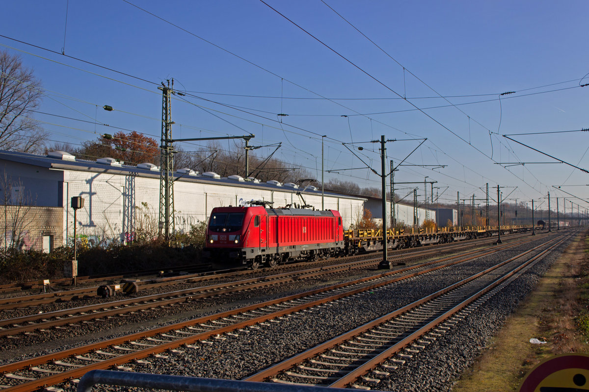 Ein zunehmend alltgliches Bild sind die TRAXX3 der Baureihe 187 von DB Cargo. 187 136 ist am 04.12.19 mit einem gemischten Gterzug in Dsseldorf-Eller unterwegs.An erster Stelle hinter der Lok luft ein aus mehreren Wagen bestehender Langschienentransport.