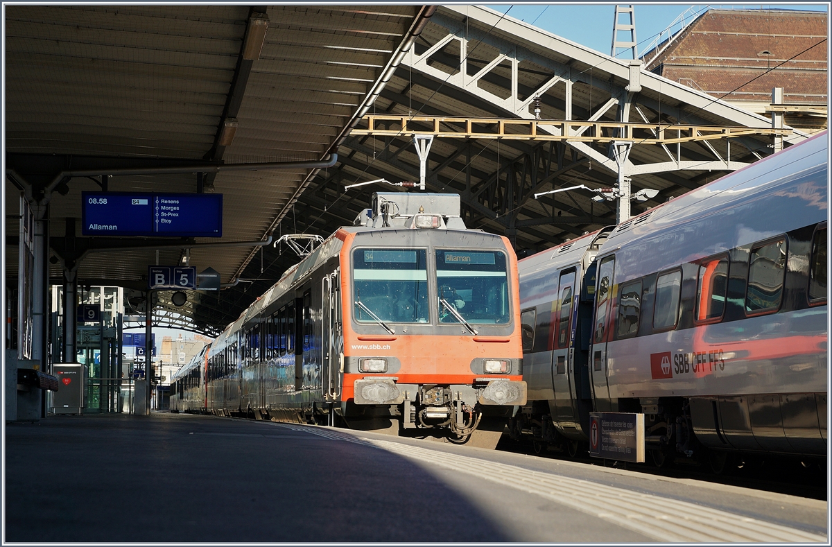 Ein zweiteiler SBB RBDe 560 mit Bt wurde als Verstärungs-Element bis Lausanne gebraucht und fährt nun auf ein Abstellgleis. 

3. Sept. 2020