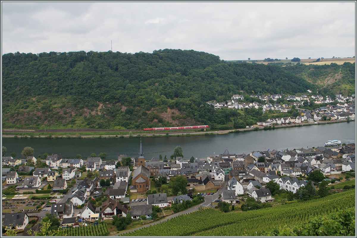 Eine 143 ist mit einer RE zwischen Kattens und Löf an der Mosel unterwegs.

21. Juni 2014