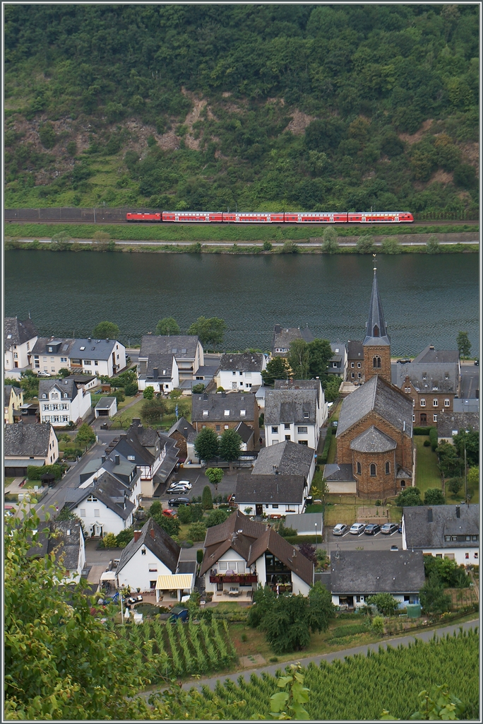 Eine 143 ist mit einer RE zwischen Kattens und Löf an der Mosel unterwegs. 

21. Juni 2014