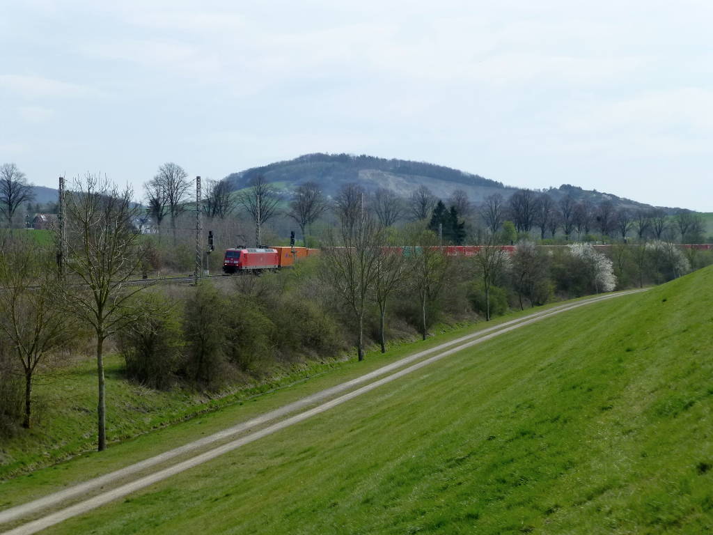 Eine 145 zieht einen Containerganzzug Richtung Norden, hier am 31.3.17 bei Salzderhelden.