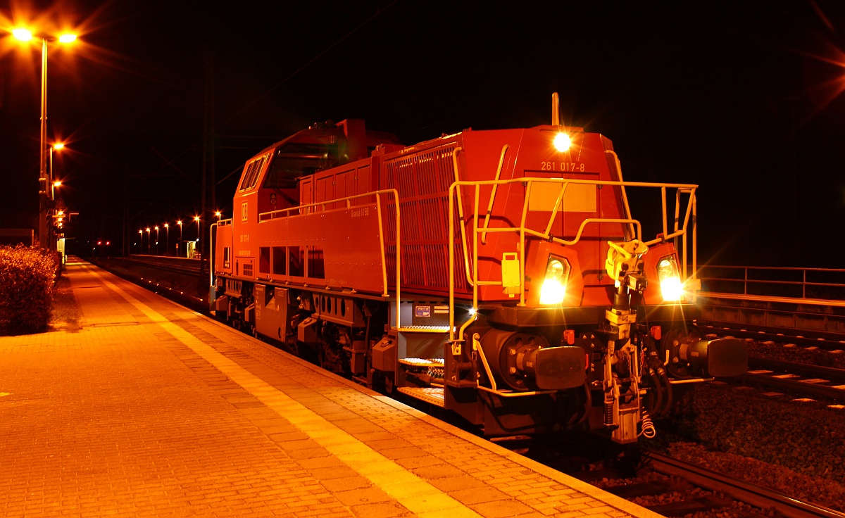 Eine 232 war angekündigt, es kam aber die 261 017-8, sie hielt kurz und fuhr dann weiter Richtung Ohrstedt(KBS 134 Kiel-Husum)um dort im Depot einen Militärzug abzuholen. 29.12.2011