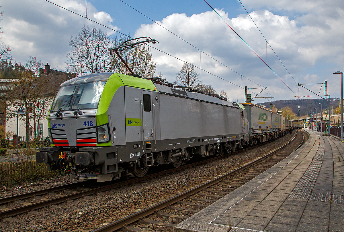 Eine der 25 neuen von der BLS Cargo in der 2. Serie bestellten Re 475 (Siemens Vectron MS)....
Die recht neue BLS Cargo 418 – Re 475 418-0 (91 85 4475 418-0 CH-BLSC) fährt am 20.04.2021 mit einem KLV-Zug durch den Bahnhof Kirchen an der Sieg in Richtung Köln.

Die Siemens Vectron MS wurden 2020 von Siemens unter der Fabriknummer 22844 gebaut, sie hat die Zulassungen für CH/ D/ A/ I / NL/B und kann so vom Mittelmeer bis an die Nordsee ohne Lokwechsel durchfahren. Die BLS Re 475 der zweiten Serie 475 416 – 475 440 (es sind noch nicht alle ausgeliefert) haben zusätzlich die Zulassung für Belgien (B). Sie haben eine Höchstgeschwindigkeit von 200 km/h und eine Leistung von 6.400 kW.

Nach Abschluss der Lieferungen der 2. Serie hat die BLS Cargo dann insgesamt 40 Loks der Baureihe Re 475 (Siemens Vectron MS). Der kleine Unterschied zwischen der beiden Serien ist nur das die Lok der 2. Serie auch durch Belgien fahren darf.
