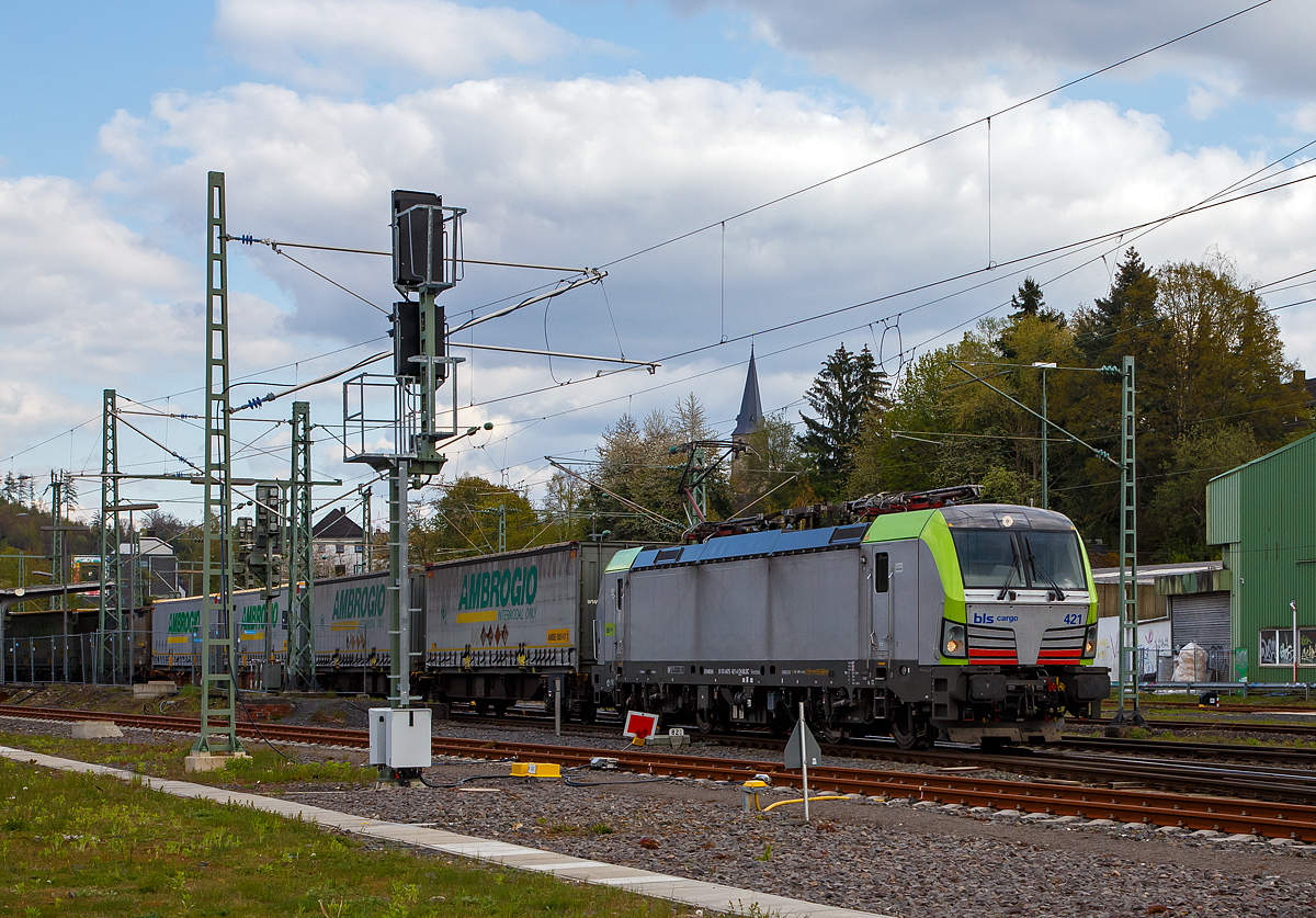 Eine der 25 neuen von der BLS Cargo in der 2. Serie bestellten Re 475 (Siemens Vectron MS)....
Die recht neue BLS Cargo 421 – Re 475 421-4 (91 85 4475 421-4 CH-BLSC) fhrt am 07.05.2021 mit einem KLV-Zug durch den Bahnhof Betzdorf (Sieg) in Richtung Kln.

Die Siemens Vectron MS wurden 2020 von Siemens Mobilitiy in Mnchen-Allach unter der Fabriknummer 22867 gebaut, sie hat die Zulassungen fr CH/ D/ A/ I / NL/B und kann so vom Mittelmeer bis an die Nordsee ohne Lokwechsel durchfahren. Die BLS Re 475 der zweiten Serie 475 416 – 475 440 (es sind noch nicht alle ausgeliefert) haben zustzlich die Zulassung fr Belgien (B). Sie haben eine Hchstgeschwindigkeit von 200 km/h und eine Leistung von 6.400 kW.

Nach Abschluss der Lieferungen der 2. Serie hat die BLS Cargo dann insgesamt 40 Loks der Baureihe Re 475 (Siemens Vectron MS). Der kleine Unterschied zwischen der beiden Serien ist nur das die Lok der 2. Serie auch durch Belgien 