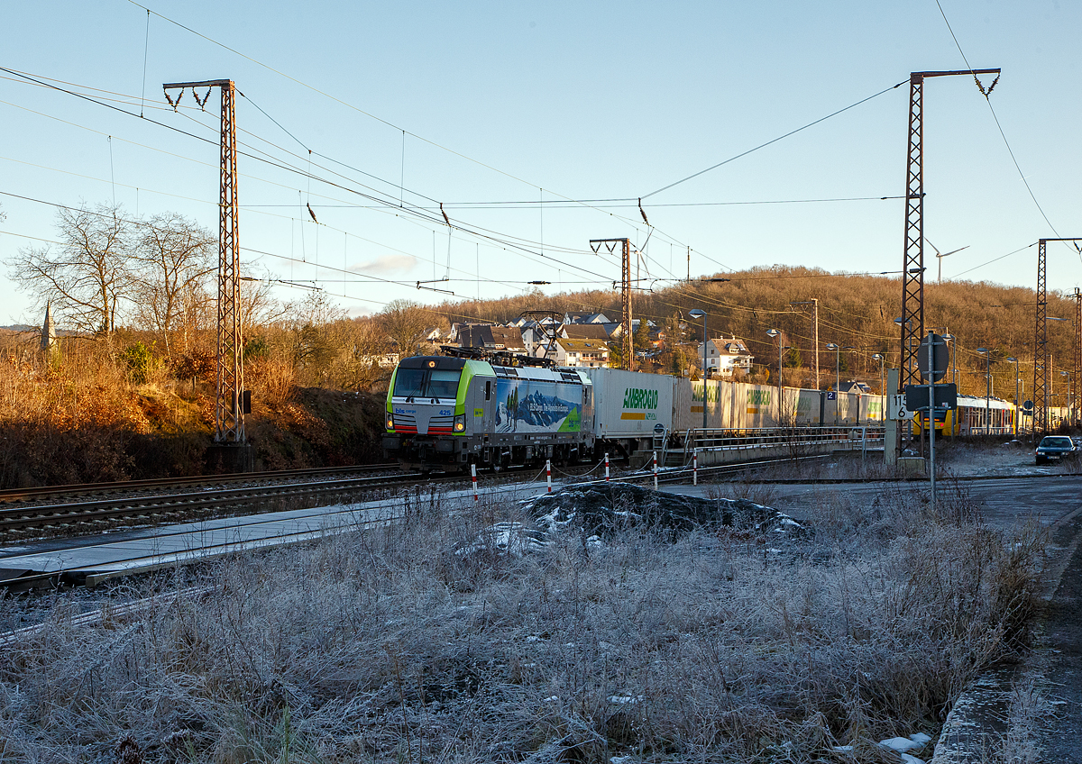 Eine der 25 neuen von der BLS Cargo in der 2. Serie bestellten Re 475 (Siemens Vectron MS)....
Die BLS Cargo 425  – Re 475 425-5 (91 85 4475 425-5 CH-BLSC) fährt am 11.01.2022 mit einem KLV-Zug durch Rudersdorf (Kr. Siegen) über die Dillstrecke (KBS 445) in nördlicher Richtung.

Die Siemens Vectron MS wurden 2020 von Siemens unter der Fabriknummer 22896 gebaut, sie hat die Zulassungen für CH/ D/ A/ I / NL/B und kann so vom Mittelmeer bis an die Nordsee ohne Lokwechsel durchfahren. Sie haben eine Höchstgeschwindigkeit von 200 km/h und eine Leistung von 6.400 kW.

Nach Abschluss der Lieferungen der 2. Serie hat die BLS Cargo dann insgesamt 40 Loks der Baureihe Re 475 (Siemens Vectron MS). Der kleine Unterschied zwischen der beiden Serien ist nur das die Lok der 2. Serie auch durch Belgien fahren darf.
