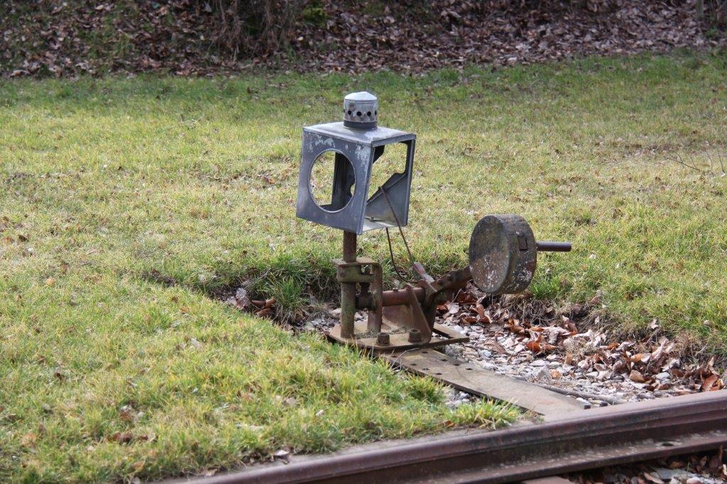 Eine alte Weichenlaterne am 23.02.2014 im ehemaligen Bahnhof Bad Bibra. (Foto: Wolfgang Krolop)