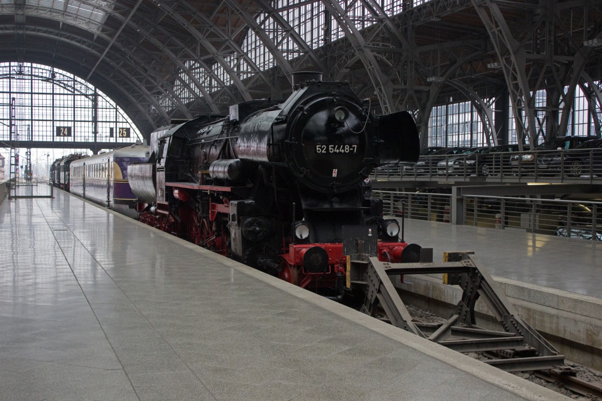 Eine der auf dem Museumsgleis 24 in Leipzig Hbf ausgestellten Lokomotiven ist 52 5448, die 1943 von Schichau im heute polnischen Elbing gebaut wurde. Die Lok macht äußerlich, u.a. durch den Mischvorwäremer auf der Rauchkammer den Eindruck einer DR-Rekolok, ist aber keine. Wahrscheinlich gehört sie zu den 69 Lokomotiven, die in den 50er-Jahren von der DR einer Generalreperatur unterzogen wurden.