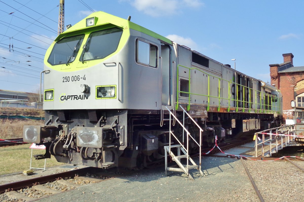 Eine der Austtellungsstcke in Dresden-Altstadt war am 8 April 2018 CapTrain 250 006. 